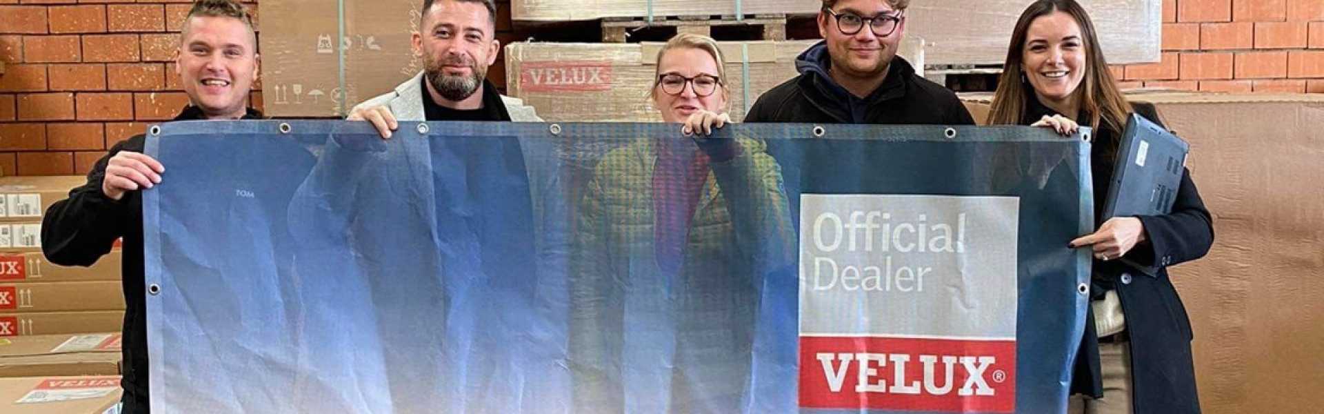 Het dakpannen Verschoot team met een VELUX doek